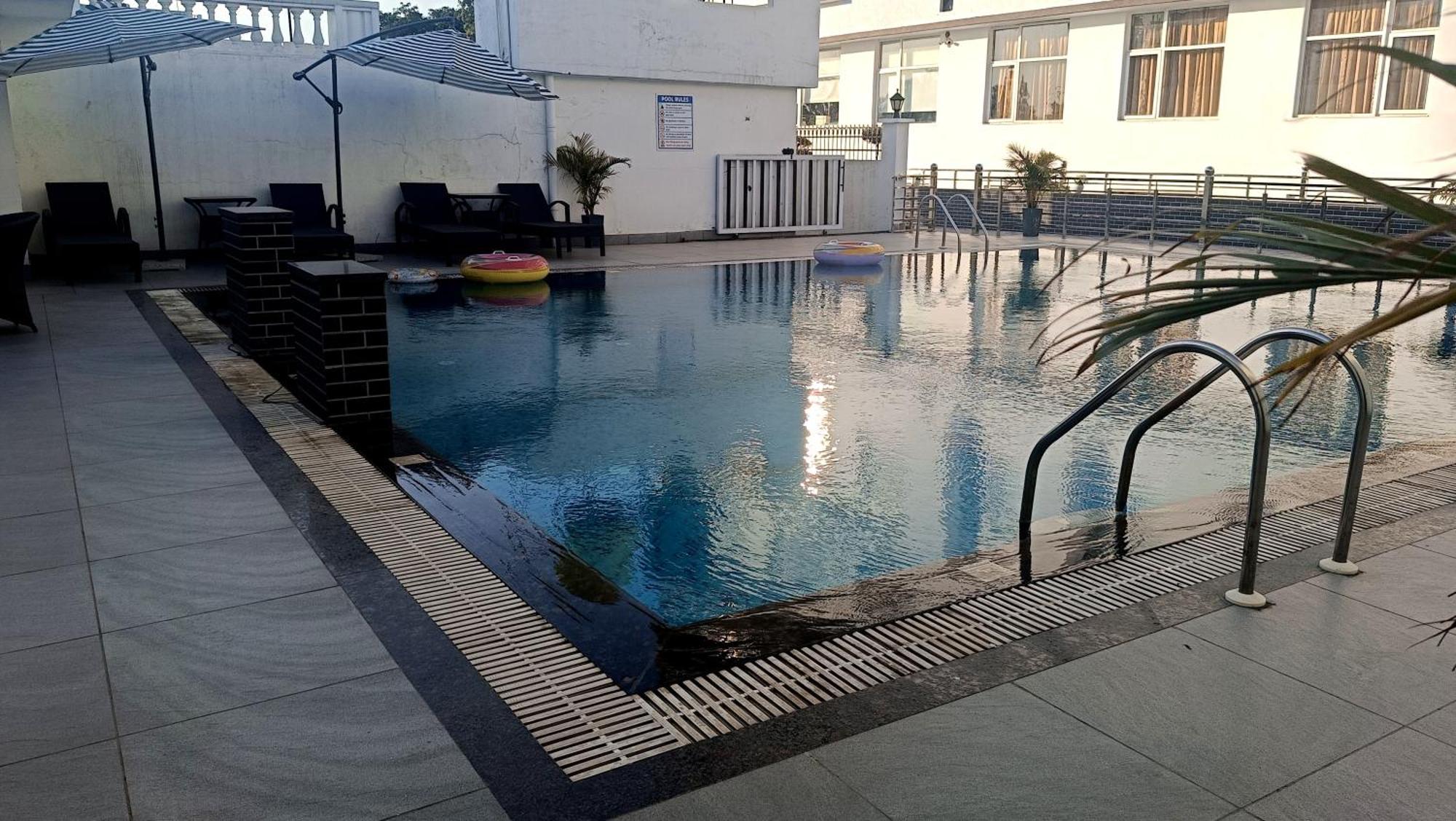 The Emerald Grand Dehradun Eksteriør bilde